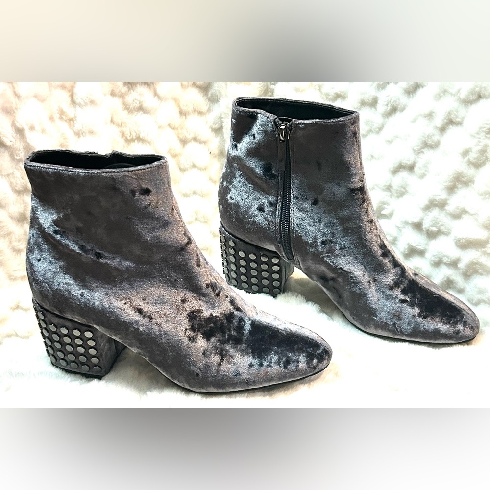 KENDALL + KYLIE Womens Blythe2 Velvet Chunky
Ankle Boots, Grey, Size 8 M
